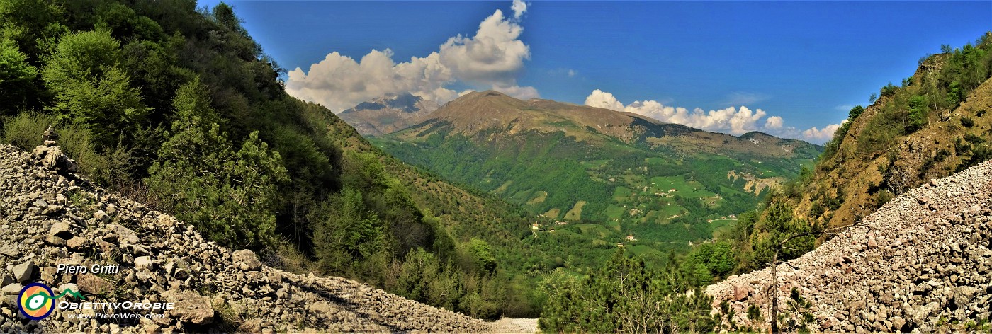 66 Vista sulla Val Gerona verso la Madonna del Frassino-Val del Riso-Arera-Grem.jpg